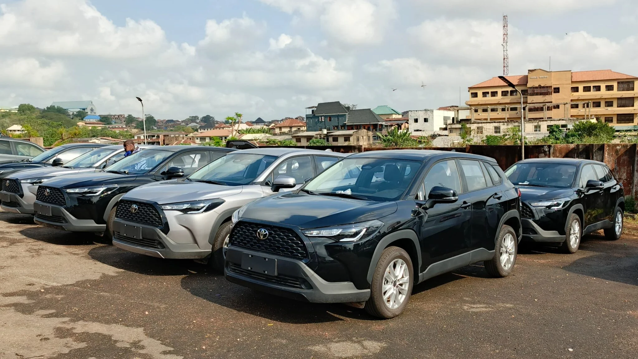 PICTORIAL: Ogun gov gifts SUVs to 20 LG chairmen