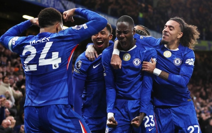 Arsenal fight back to snatch point at 10-man Chelsea