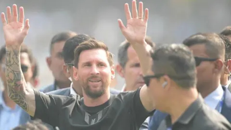 Angry fans throw chairs and bottles at Messi event in India