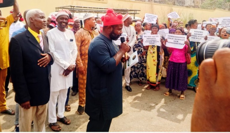 Anambra community protests alleged imposition of monarch-elect