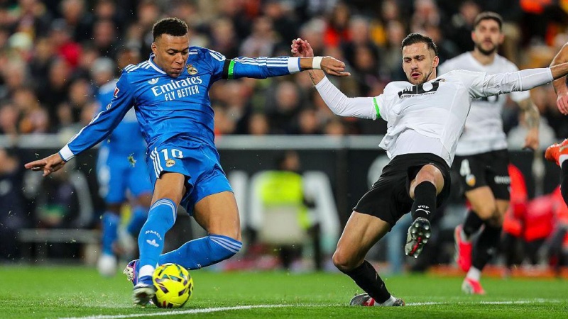 Real Madrid beat Valencia to close gap to leaders Barca