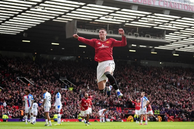 Sesko nets winner as Man Utd beat 10-man Palace to go third