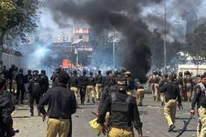 At least 22 people killed as pro-Iran protesters try to storm US Consulate in Pakistan