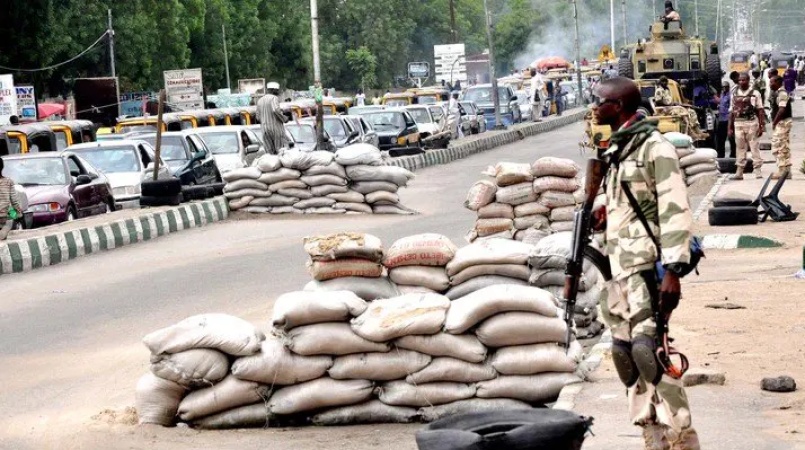 Stubborn youths attempt to disarm soldiers on duty