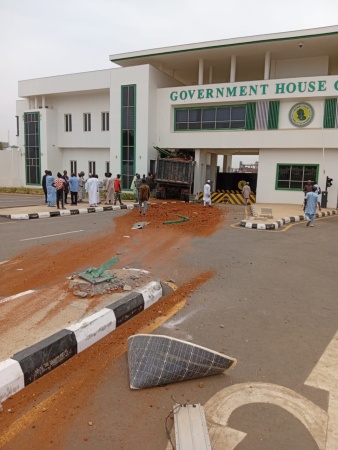 Truck loaded with sand crashes into Government House