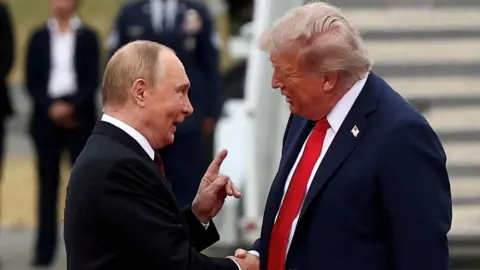 Steve Rosenberg: Russia seeks diplomatic and economic gains from Iran war
