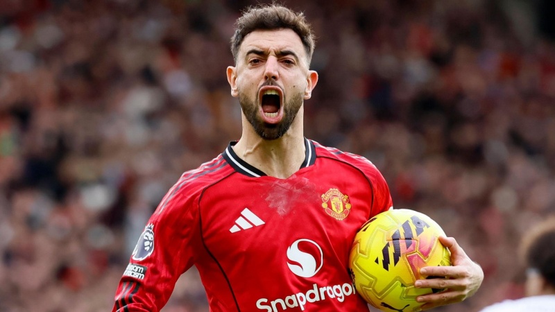 Man Utd's Fernandes wins Football Writers' men's award