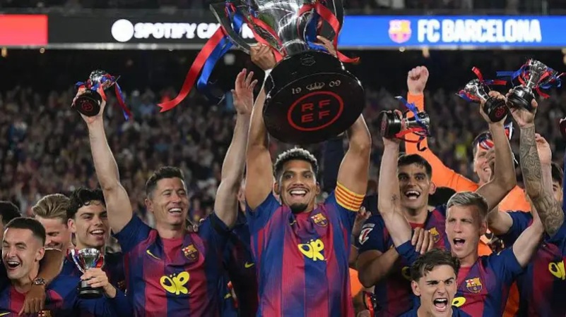 Rashford scores as Barcelona beat Real to seal title