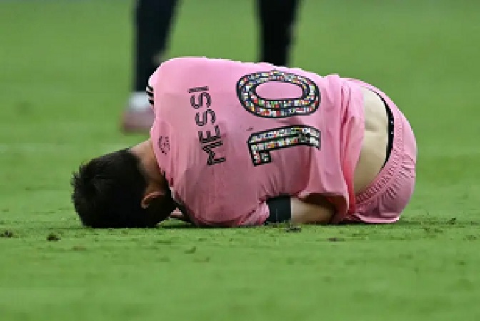 Messi suffers injury scare before World Cup