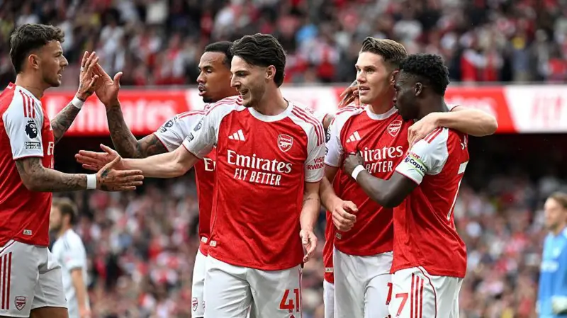 Arsenal power past Fulham to move six points clear