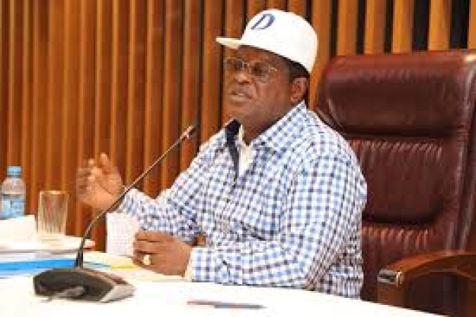 FG bans contractors from blocking roads beyond 14 days