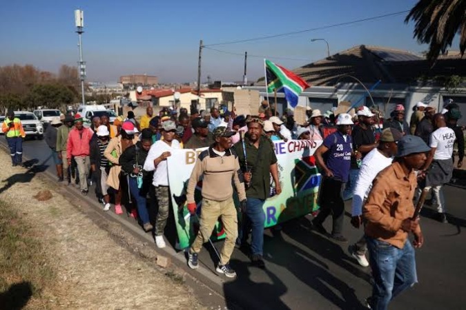 South African protesters go door-to-door forcing immigrants from their homes