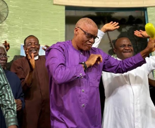 Oyo principal’s husband dances in jubilation at thanksgiving service following rescue
