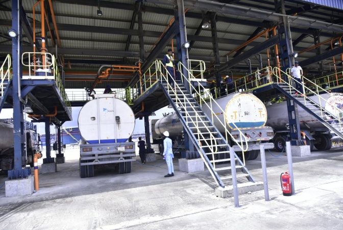 Dangote Refinery resumes sale of petrol in dollars