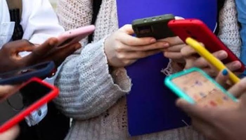 UK study finds social media restrictions improve teen sleep, wellbeing, focus
