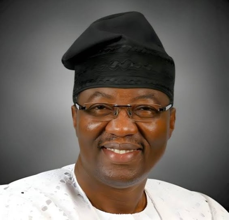 Political chants disrupt Gbenga Daniel’s mother-in-law burial service