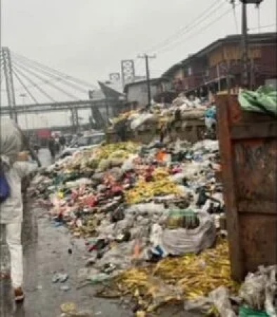 Residents, traders decry health risks as refuse overruns Oyingbo Road, Lagos