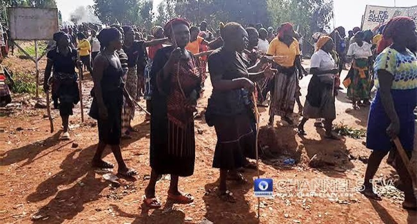 Plateau women barricade highway over discovery of two female corpses
