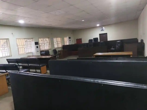 Judge escapes through the window as bandits invade courtroom
