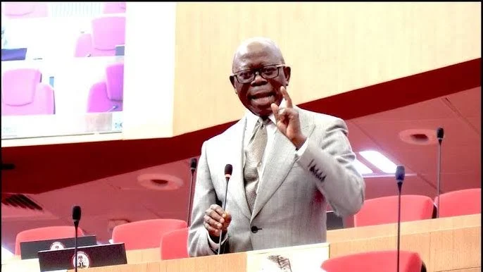 Oshiomhole backs shooting armed criminals on sight