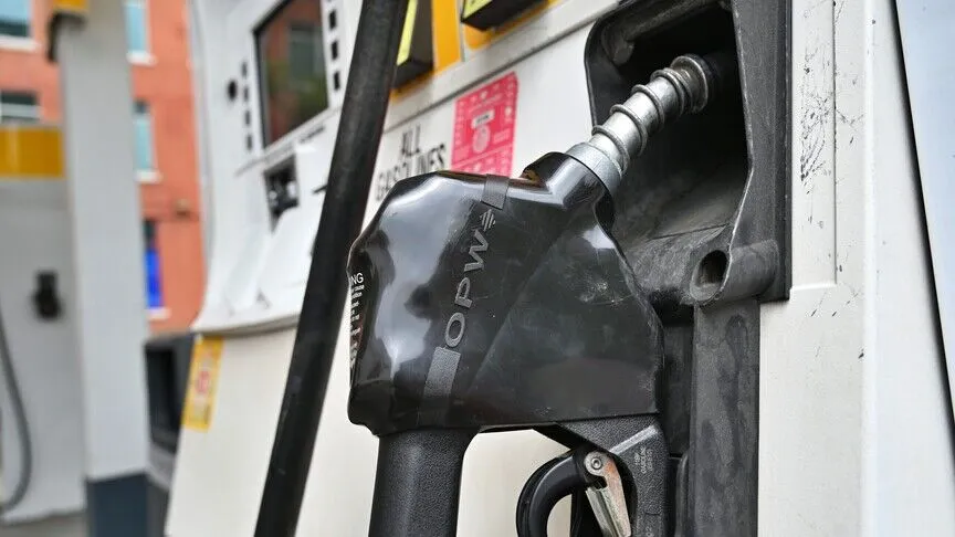 Oil prices tumble over 10% on hopes for US-Iran diplomacy