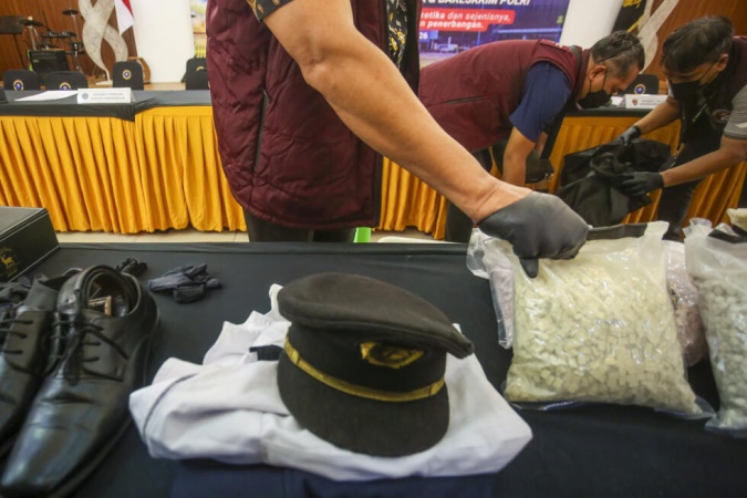 Malaysian Pilot Faces Death For Smuggling 70,000 Ecstasy Pills Into Indonesia