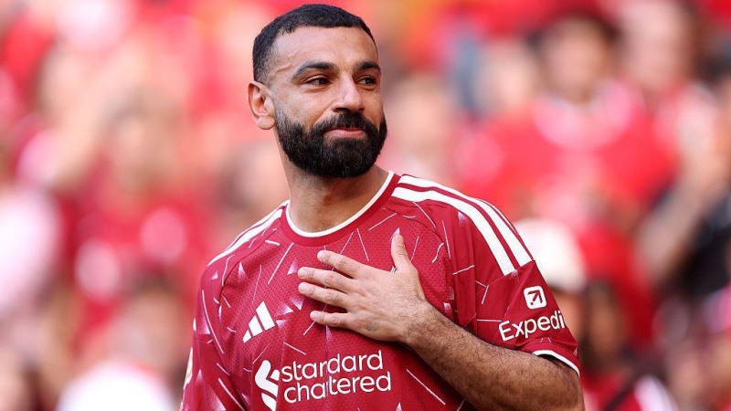 Salah mobbed at airport before Trabzonspor move