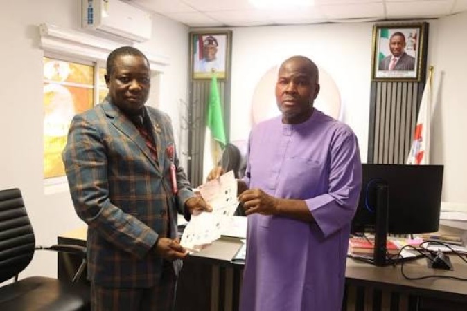 EFCC hands over N125m recovered from land fraudster to victim in Lagos