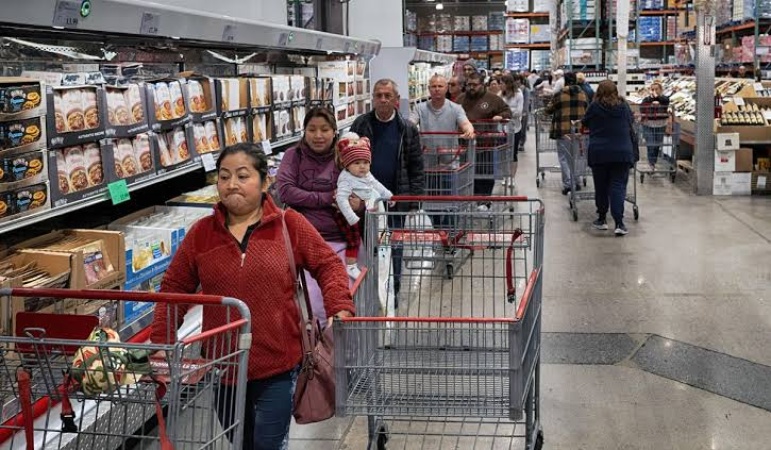 Frustrated US consumers cut their retail spending