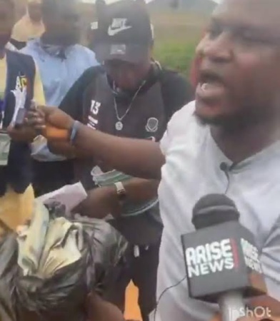 Osun: Angry youths chase alleged vote buyers, seize cash at polling unit