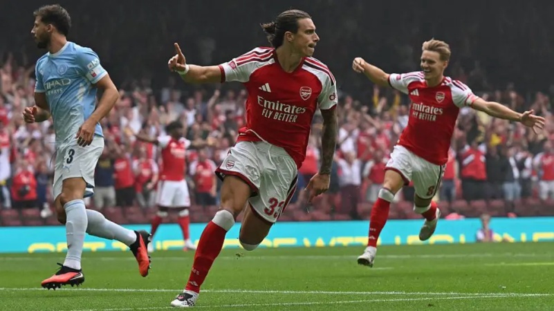Arsenal crush fumbling Man City to win Community Shield