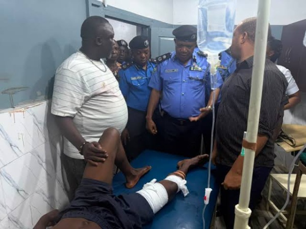 Chaos in Onitsha as traders block road in protest of police shooting of a man
