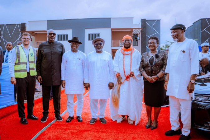 Oborevwori inaugurates 12 duplexes, presents cars to permanent secretaries