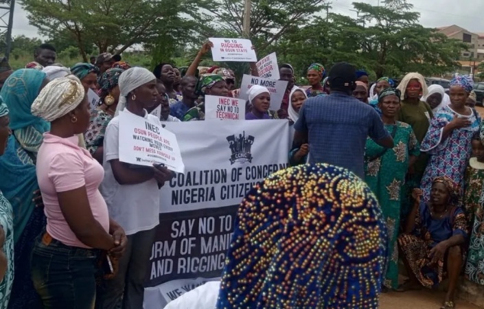 Protesters ground INEC headquarters over outcome of Osun guber