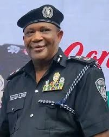 Evil man sends hired killers after friend, kills him after collecting money for non-existent land