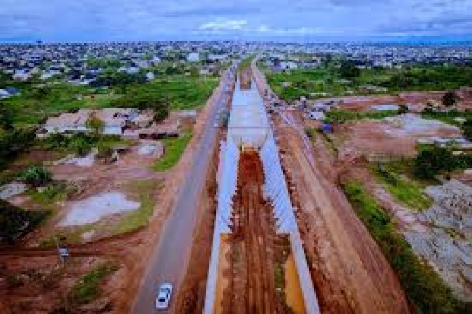 Umahi gives CCECC 14 days to repair damaged sections of Benin-Asaba Road