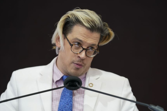 Right-wing provocateur Milo Yiannopoulos detained by ICE