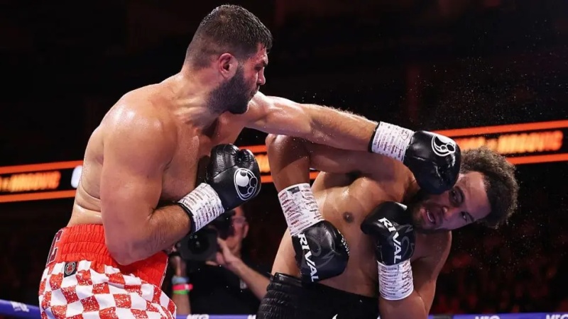 BREAKING: British Nigerian heavyweight boxer Moses Itauma carried out on a stretcher after being knocked out in world title fight