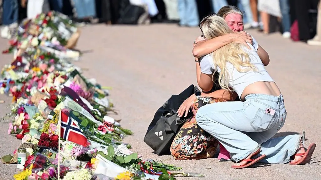 Norwegians lay flowers at palace as King Harald's condition worsens