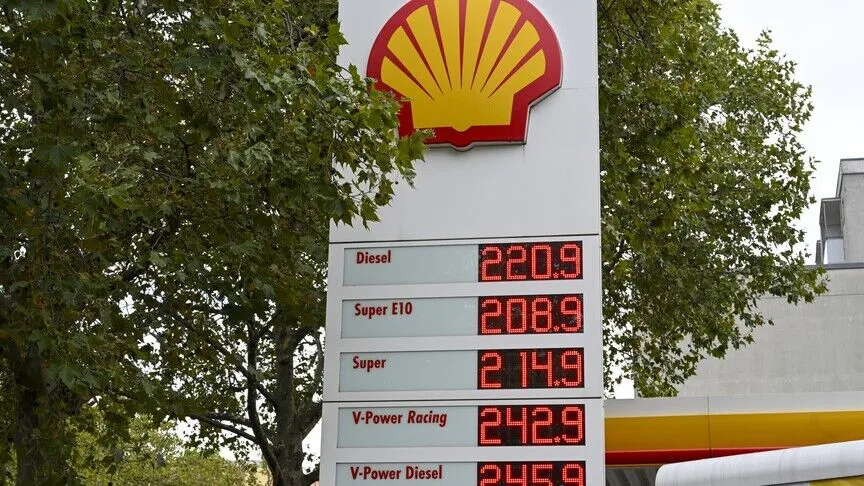 Oil prices fall as markets await new US sanctions on Iran