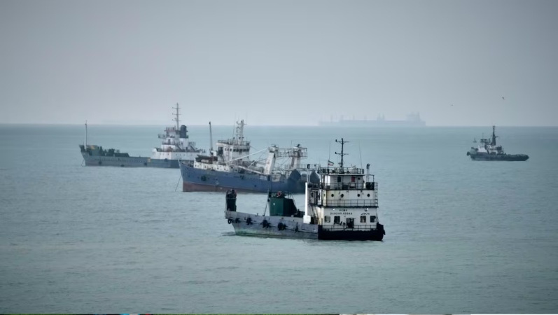 US hits three Iranian oil tankers after saying its warships were targeted