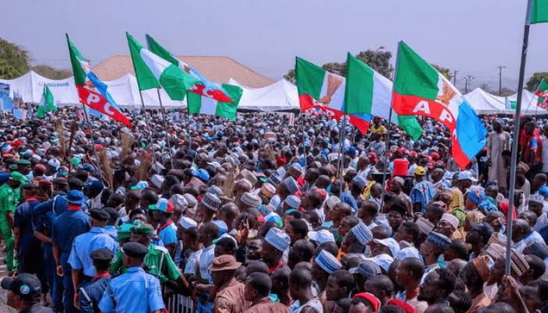Mammoth crowd as APC receives Kwankwaso’s loyalists, others in Kano