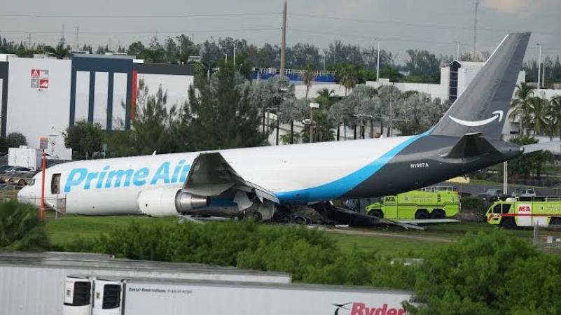 Plane overshoots runway in US