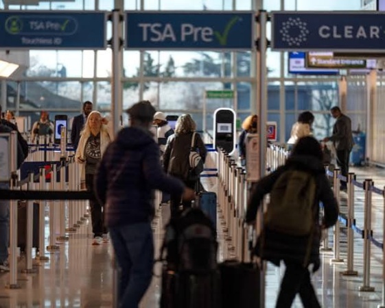 US airports to let some people without tickets pass through security