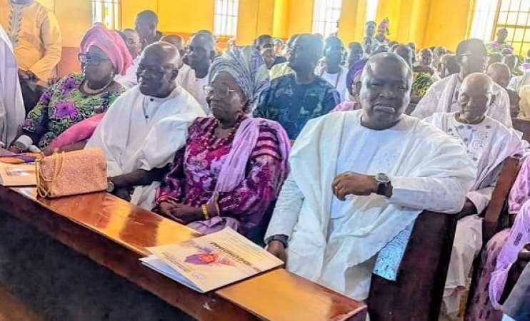 Yayi breaks down in tears as family head, Ogundimu, is buried