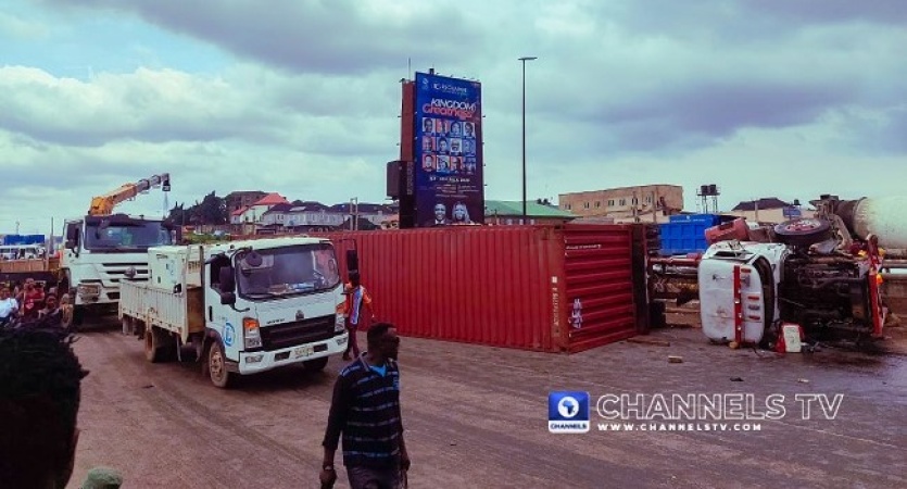 Kara bridge gridlock worsens as container-laden trailer falls