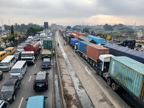 Motorists groan, lament man-hour loss over Kara Bridge repair