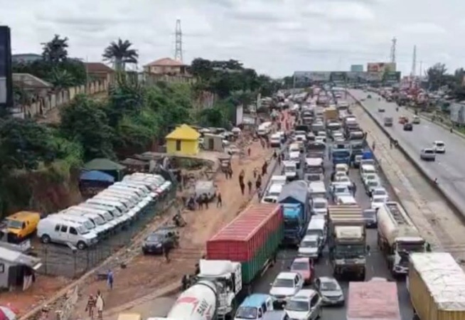 Traffic worsens on Lagos-Ibadan Expressway as three trucks, car crash at Otedola bridge