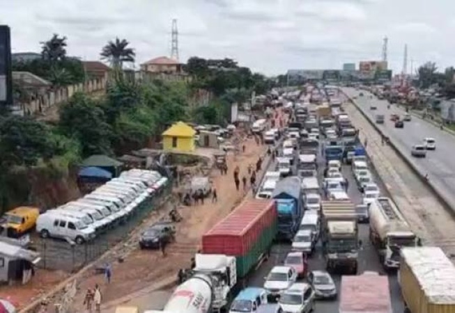 Kara Bridge repairs: Gridlock shuts down Lagos, jerks up transport fares