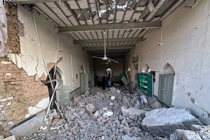 At least 17 killed after vehicle loaded with explosives rams Pakistan mosque